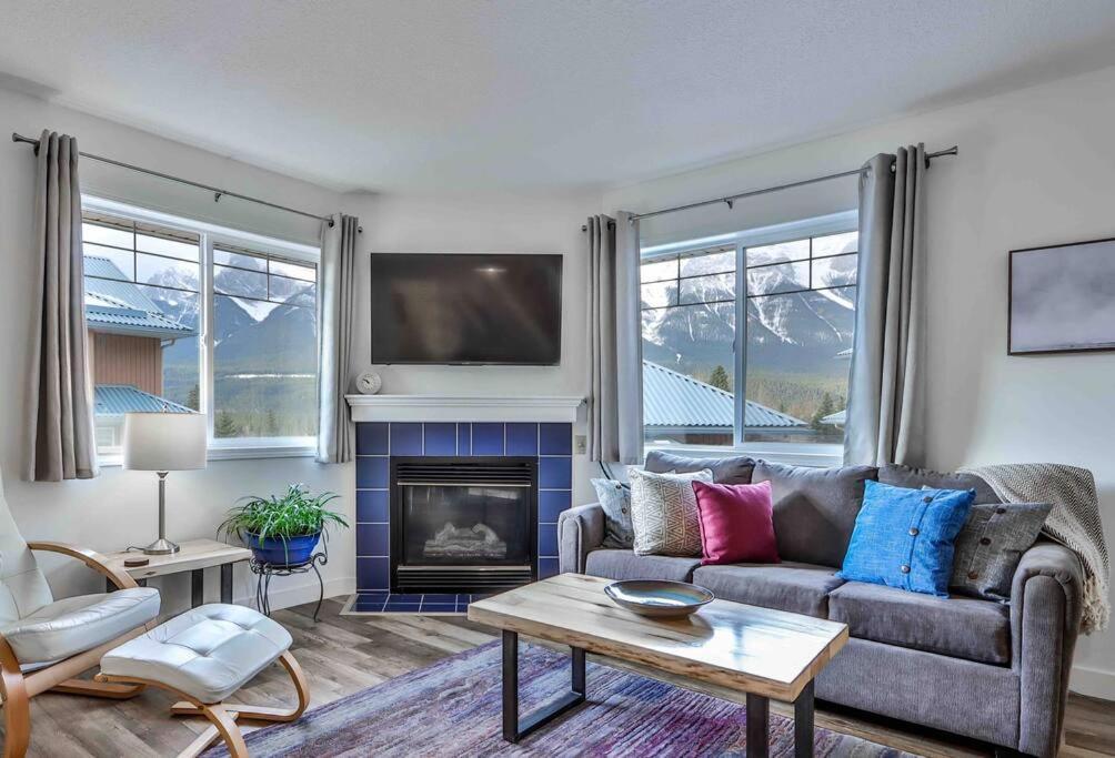 Апартаменты Big Mountain Views - Bright 2-Story Corner Unit Канмор Экстерьер фото