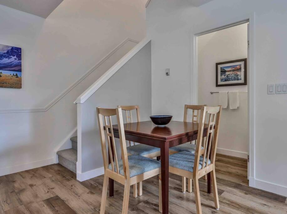 Апартаменты Big Mountain Views - Bright 2-Story Corner Unit Канмор Экстерьер фото