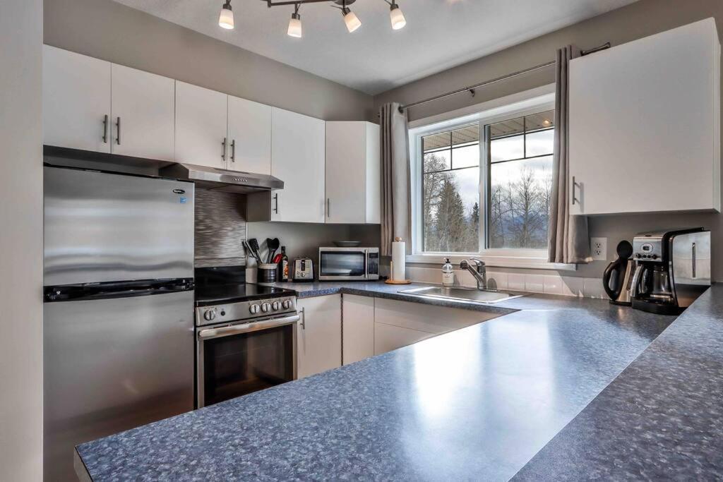 Апартаменты Big Mountain Views - Bright 2-Story Corner Unit Канмор Экстерьер фото