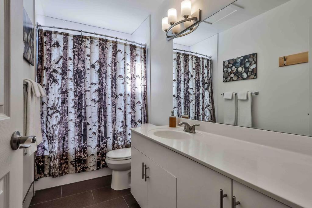 Апартаменты Big Mountain Views - Bright 2-Story Corner Unit Канмор Экстерьер фото