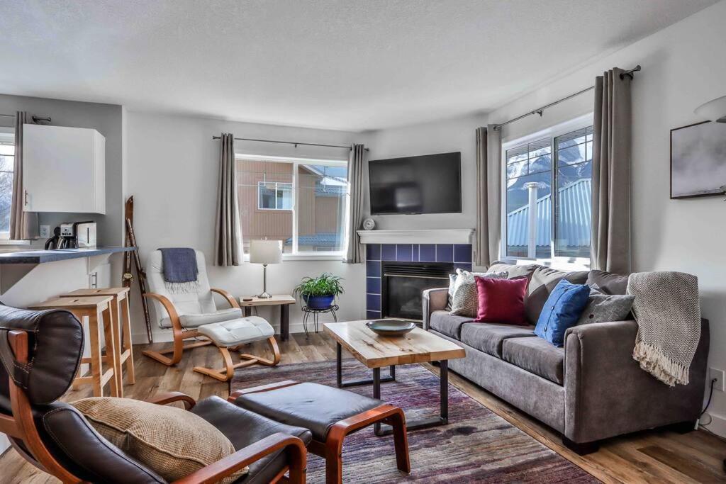 Апартаменты Big Mountain Views - Bright 2-Story Corner Unit Канмор Экстерьер фото