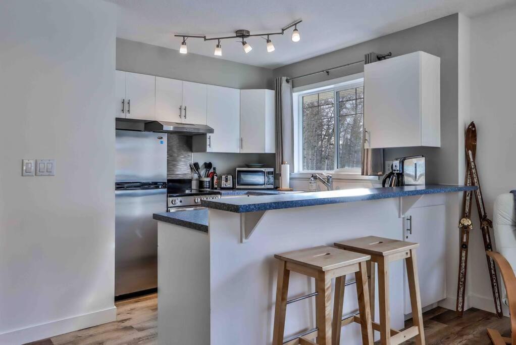 Апартаменты Big Mountain Views - Bright 2-Story Corner Unit Канмор Экстерьер фото