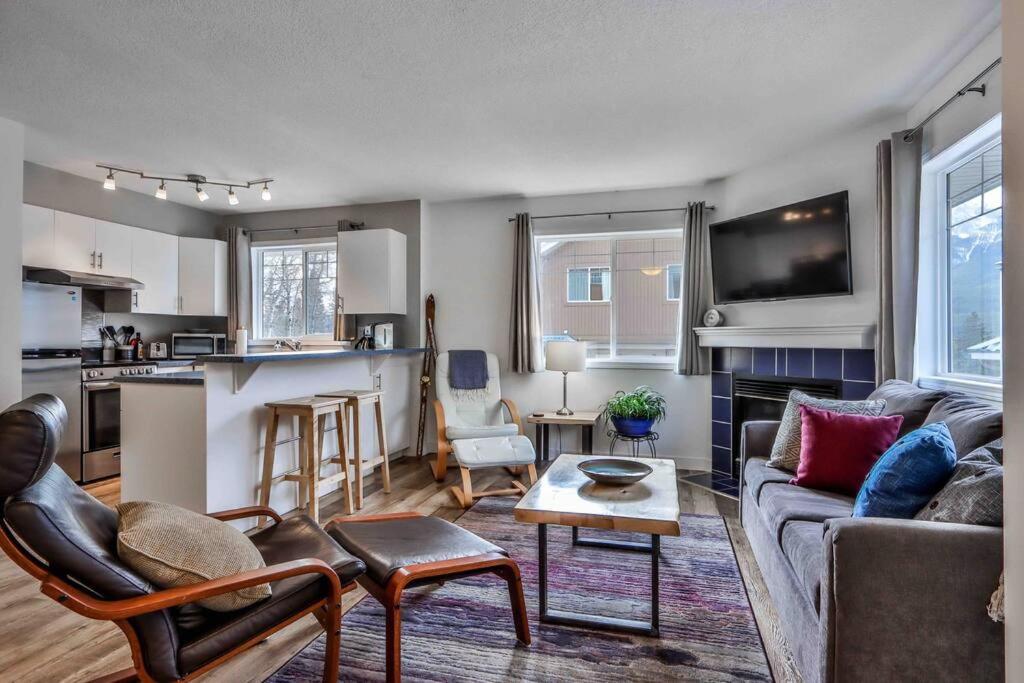 Апартаменты Big Mountain Views - Bright 2-Story Corner Unit Канмор Экстерьер фото