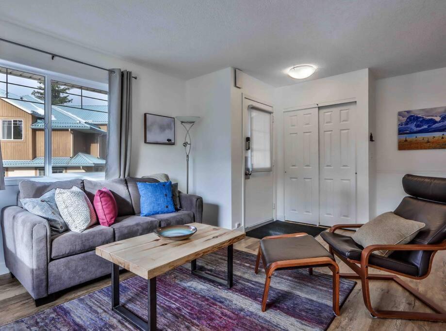 Апартаменты Big Mountain Views - Bright 2-Story Corner Unit Канмор Экстерьер фото