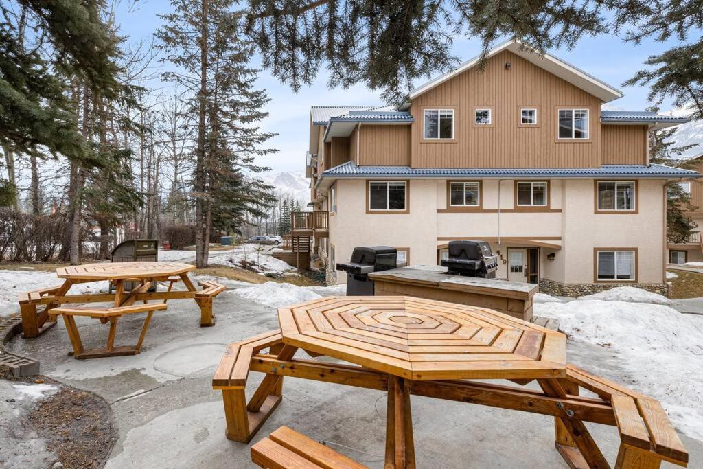 Апартаменты Big Mountain Views - Bright 2-Story Corner Unit Канмор Экстерьер фото