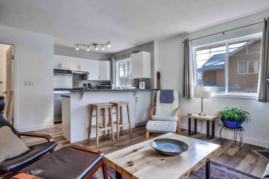 Апартаменты Big Mountain Views - Bright 2-Story Corner Unit Канмор Экстерьер фото