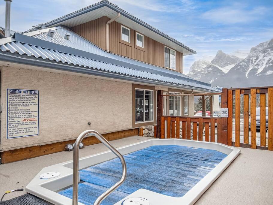 Апартаменты Big Mountain Views - Bright 2-Story Corner Unit Канмор Экстерьер фото